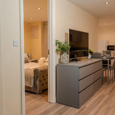 Cosy 1 Bedroom Basement Apartment With Private Patio Area London Exterior photo