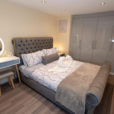 Cosy 1 Bedroom Basement Apartment With Private Patio Area London Exterior photo