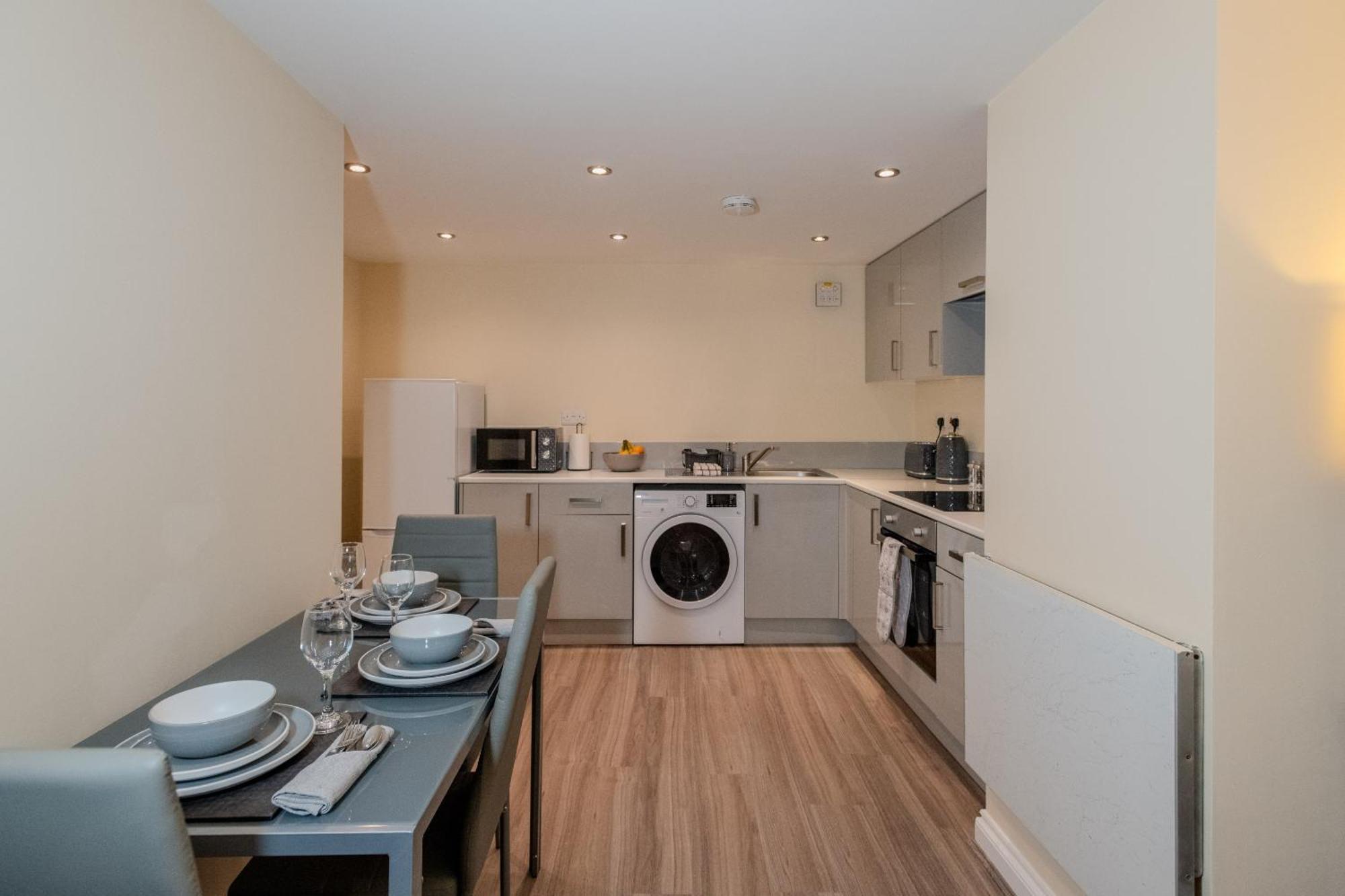 Cosy 1 Bedroom Basement Apartment With Private Patio Area London Exterior photo
