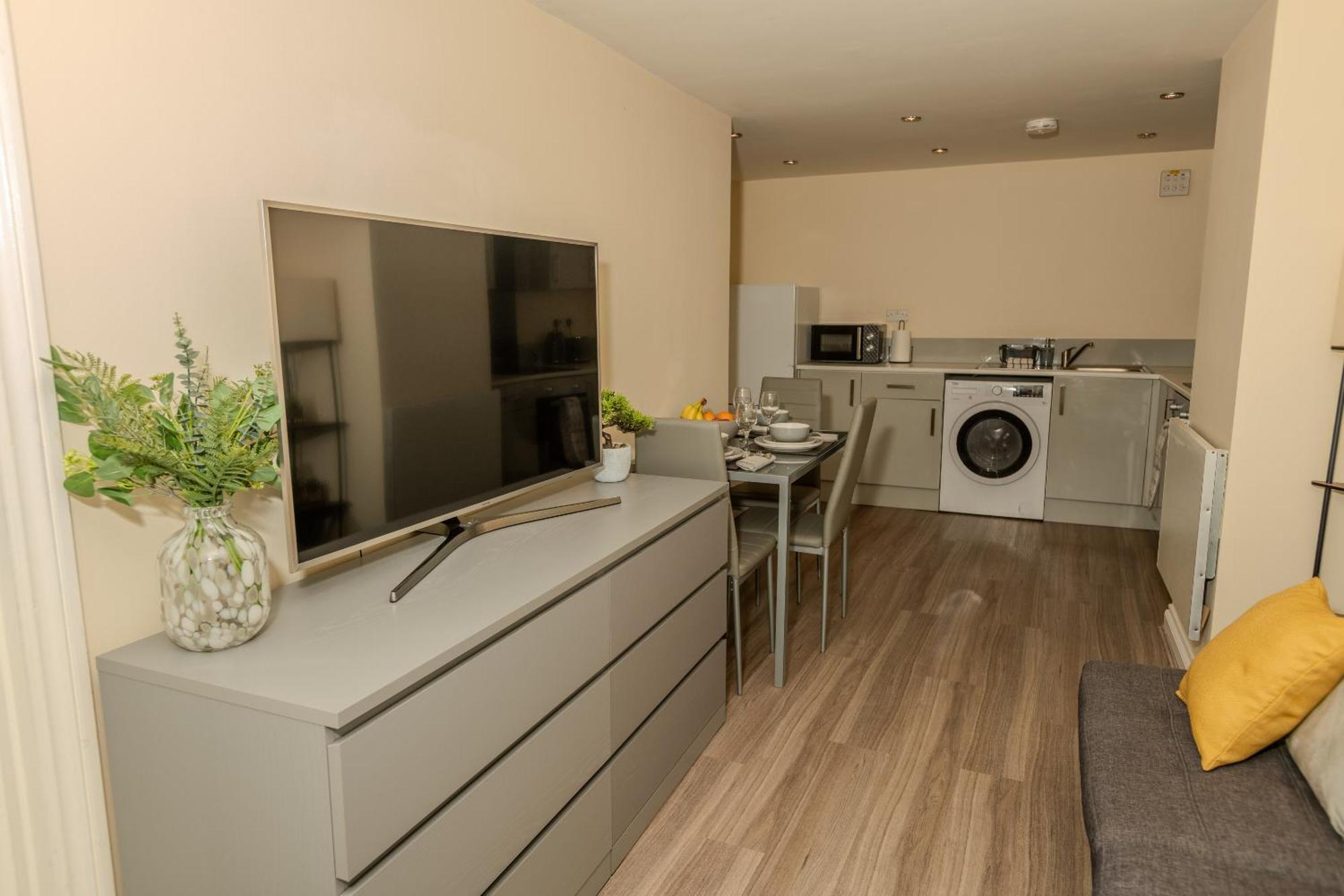 Cosy 1 Bedroom Basement Apartment With Private Patio Area London Exterior photo
