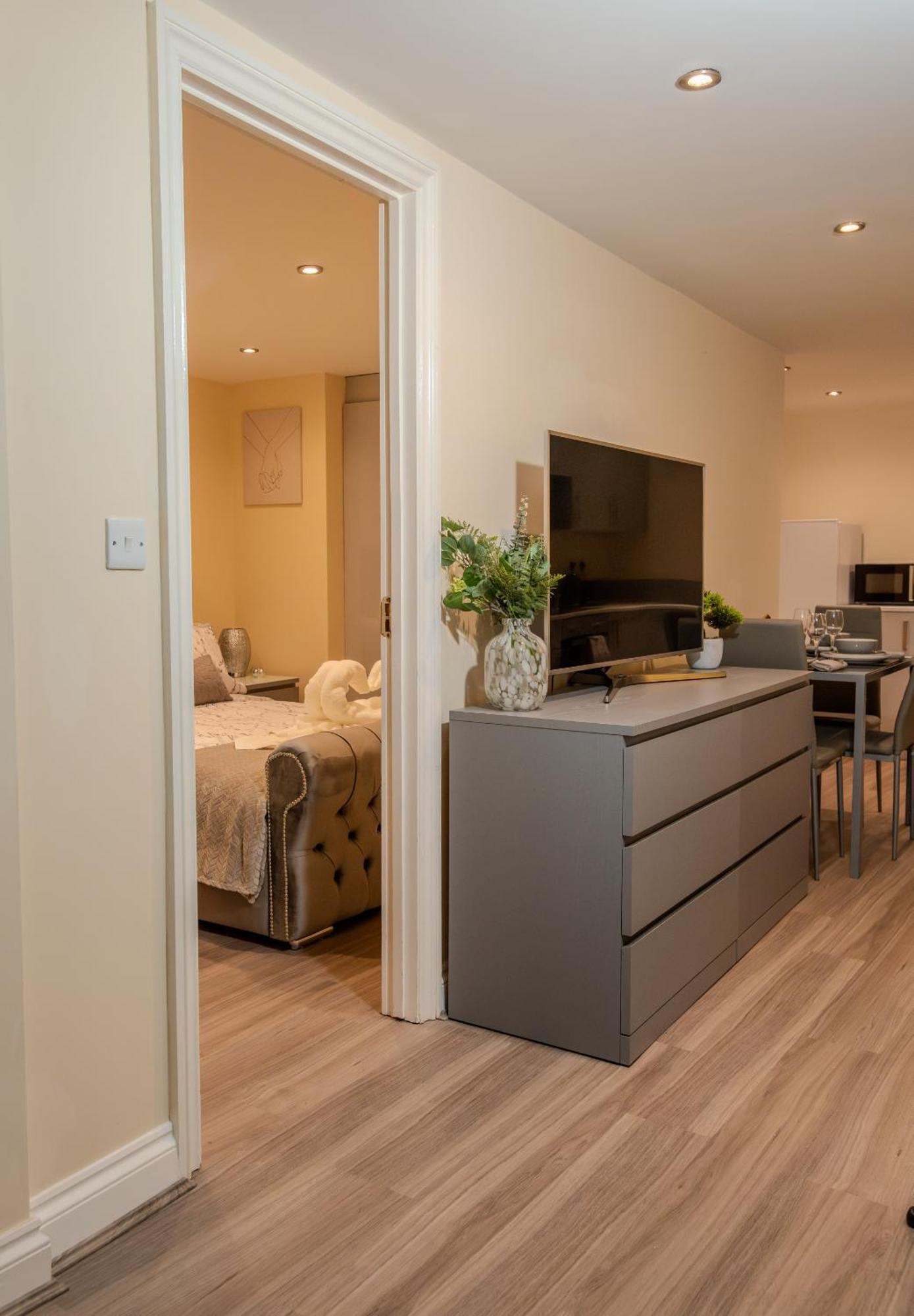 Cosy 1 Bedroom Basement Apartment With Private Patio Area London Exterior photo