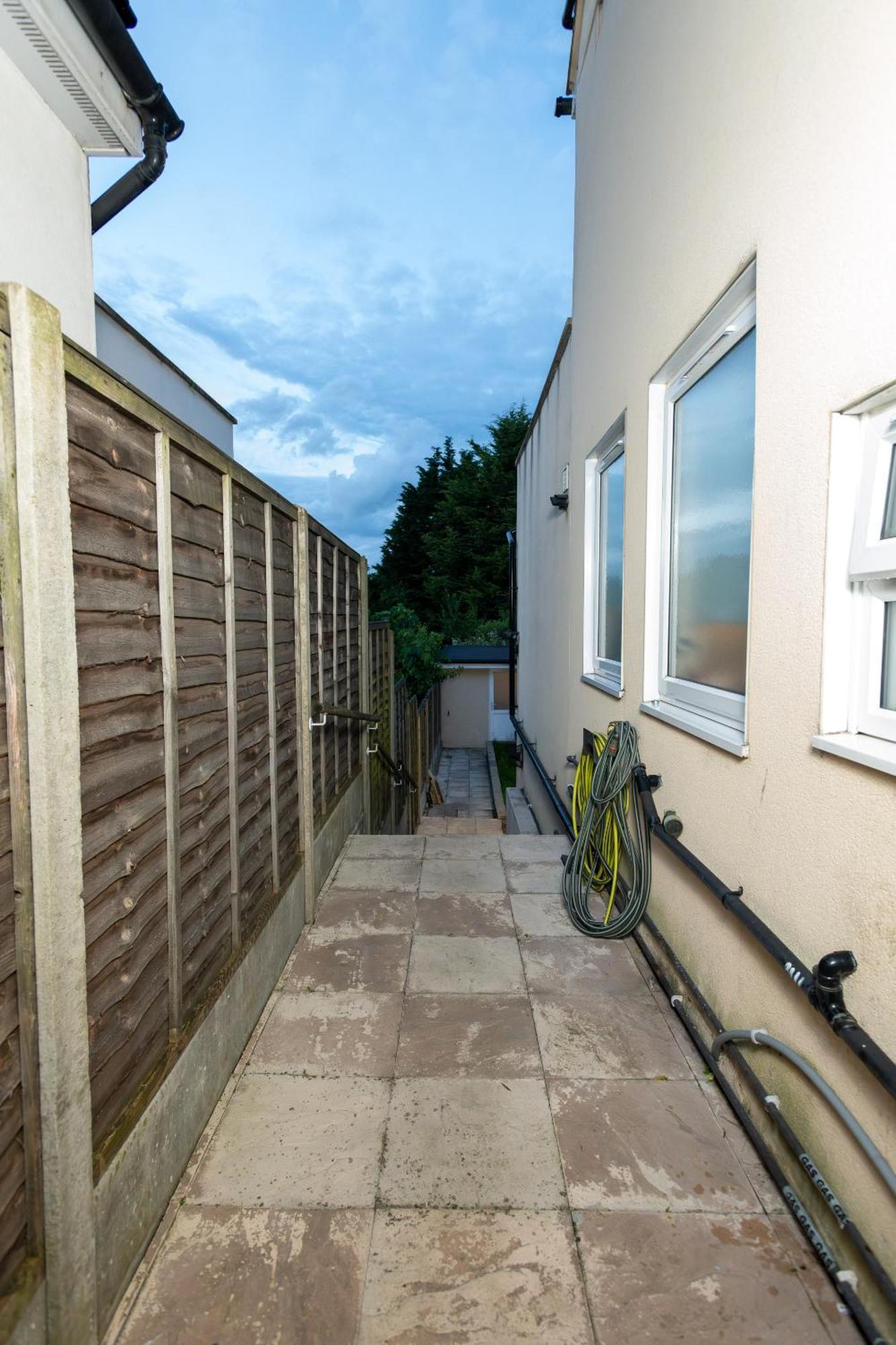 Cosy 1 Bedroom Basement Apartment With Private Patio Area London Exterior photo