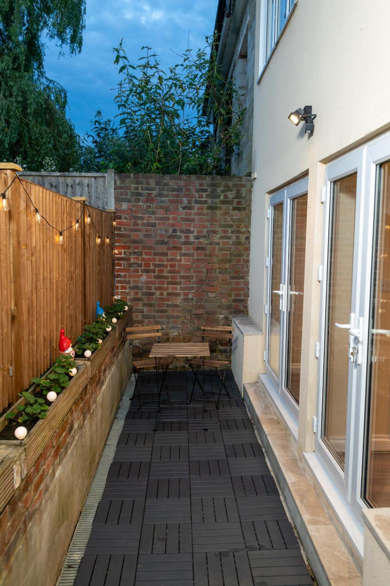Cosy 1 Bedroom Basement Apartment With Private Patio Area London Exterior photo