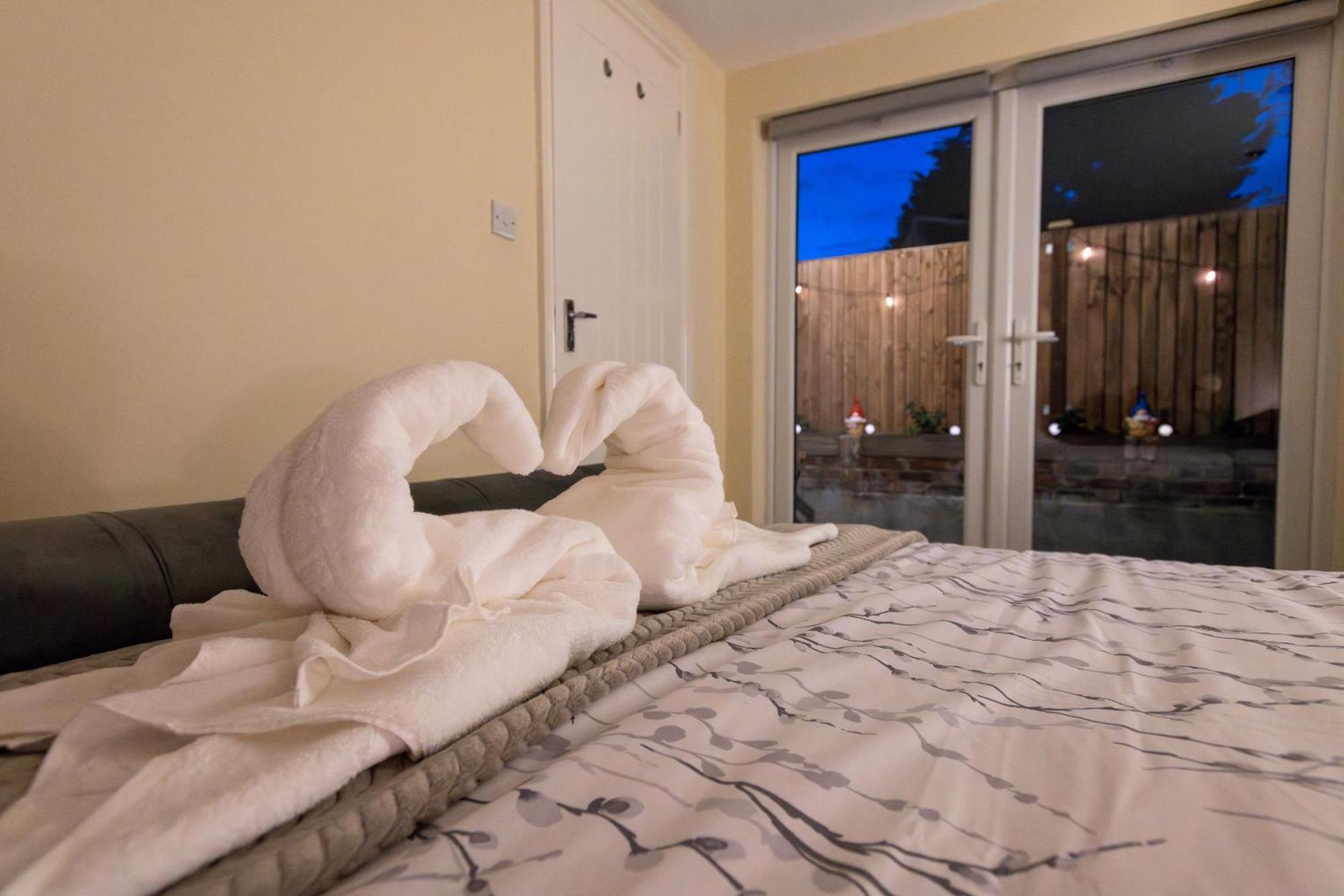 Cosy 1 Bedroom Basement Apartment With Private Patio Area London Exterior photo