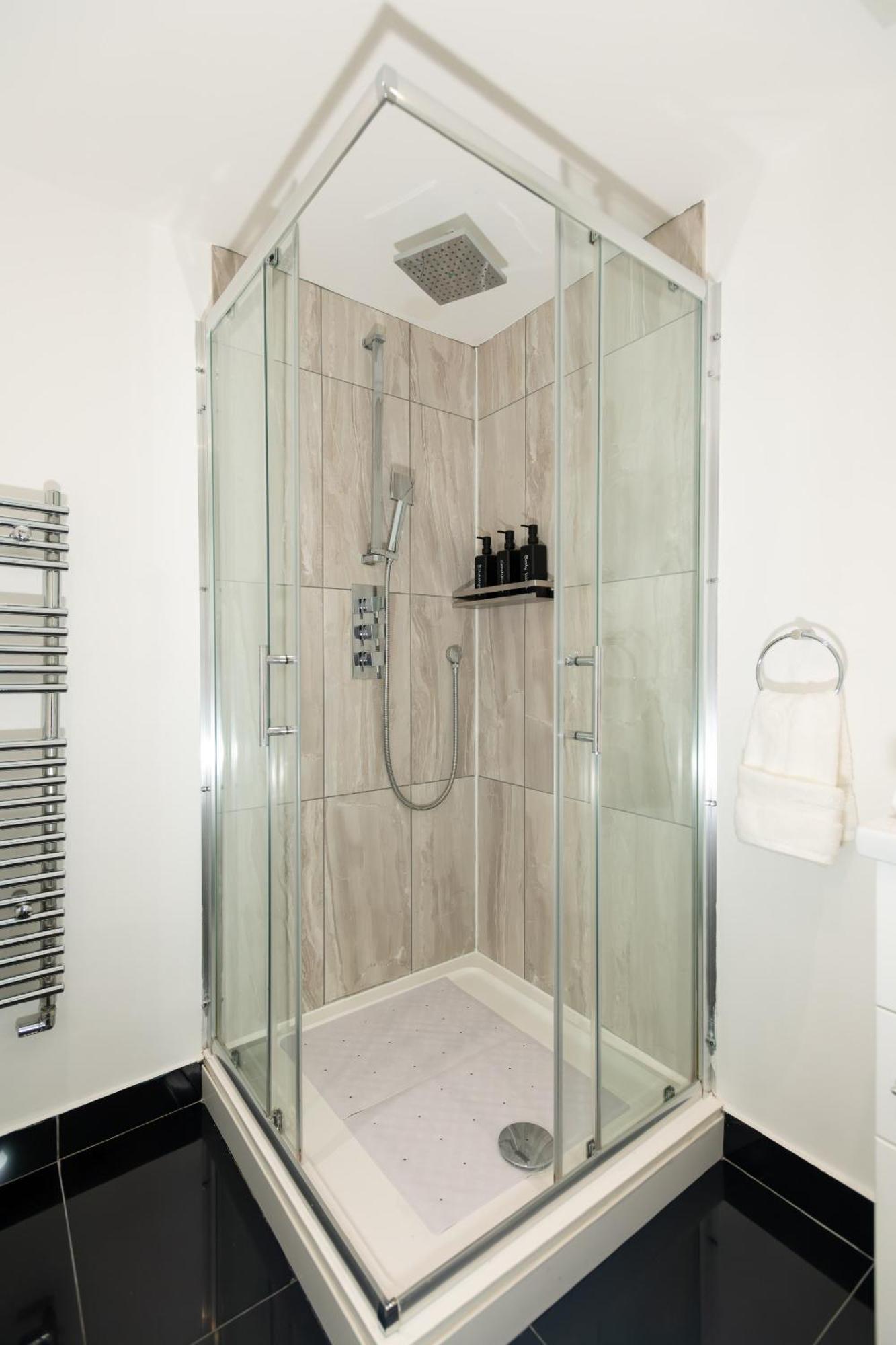 Cosy 1 Bedroom Basement Apartment With Private Patio Area London Exterior photo